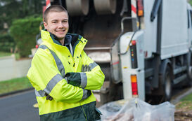 Umwelttechnologe fu¨r Kreislauf und Abfallwirtschaft bei der Arbeit.jpeg Umwelttechnologe fuer Kreislauf und Abfallwirtschaft bei der Arbeit.jpeg