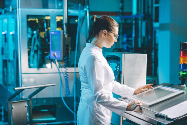 Physiklaborantin analysiert Substanzen Physiklaborantin analysiert Substanzen
