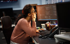 Junge Frau im Informatik Studium sitzt nachdenklich vor PC Junge Frau im Informatik Studium sitzt nachdenklich vor PC