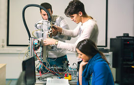 Studierende arbeiten an Robotics-Projekt Studierende arbeiten an Robotics-Projekt