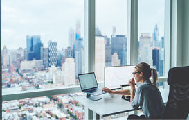 Wirtschaftsmathematikerin in ihrem Büro Wirtschaftsmathematikerin in ihrem Buero