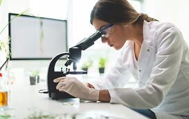 Landwirtschaftlich-technischer Assistent bei der Arbeit Landwirtschaftlich-technischer Assistent bei der Arbeit.jpeg