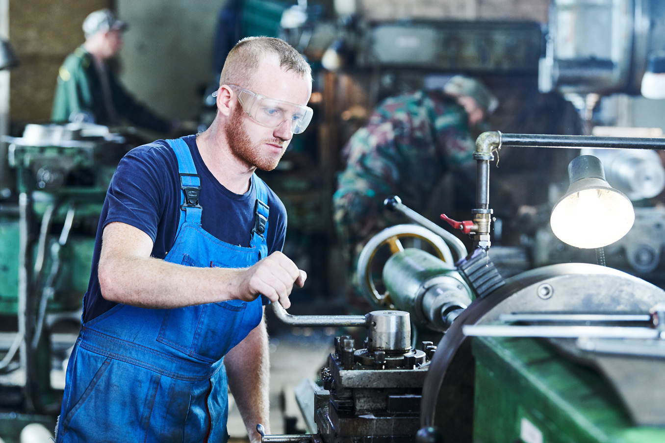 Zerspanungsmechaniker mit Schutzbrille