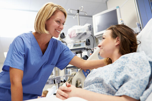 Internistin überprüft Zustand einer Patientin Internistin überprüft Zustand einer Patientin