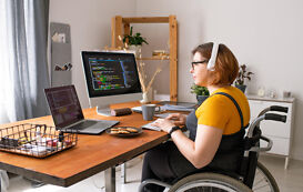 Angewandte Informatik Studium – Studentin im Rollstuhl programmiert Angewandte Informatik Studium – Studentin im Rollstuhl programmiert