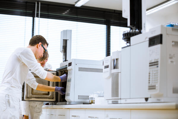 Lebensmittelchemiker bedienen Chromatografen Lebensmittelchemiker bedienen Chromatografen