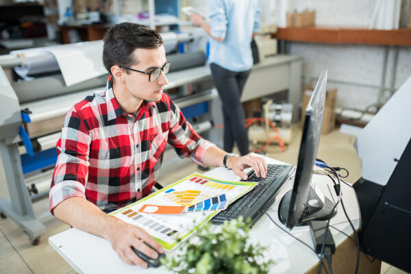 Printmedienherstellung in der Druckerei kontrollieren Printmedienherstellung in der Druckerei kontrollieren