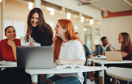 LMS Lernmanagementsystem – Junge Frauen schauen auf Laptop LMS Lernmanagementsystem – Junge Frauen schauen auf Laptop
