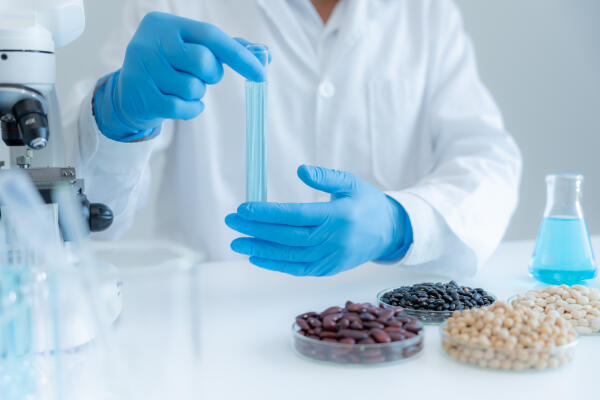Lebensmittelchemiker prüfen Lebensmittel auf Verunreinigung Lebensmittelchemiker prüfen Lebensmittel auf Verunreinigung