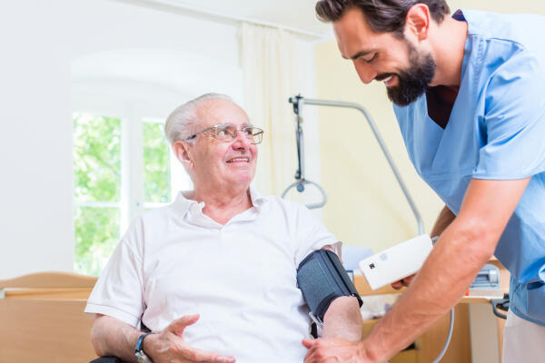 Internist misst Blutdruck beim Patienten Internist misst Blutdruck beim Patienten