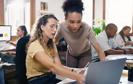 Zwei Lehrerinnen suchen Open Educational Resources am PC Zwei Lehrerinnen suchen Open Educational Resources am PC