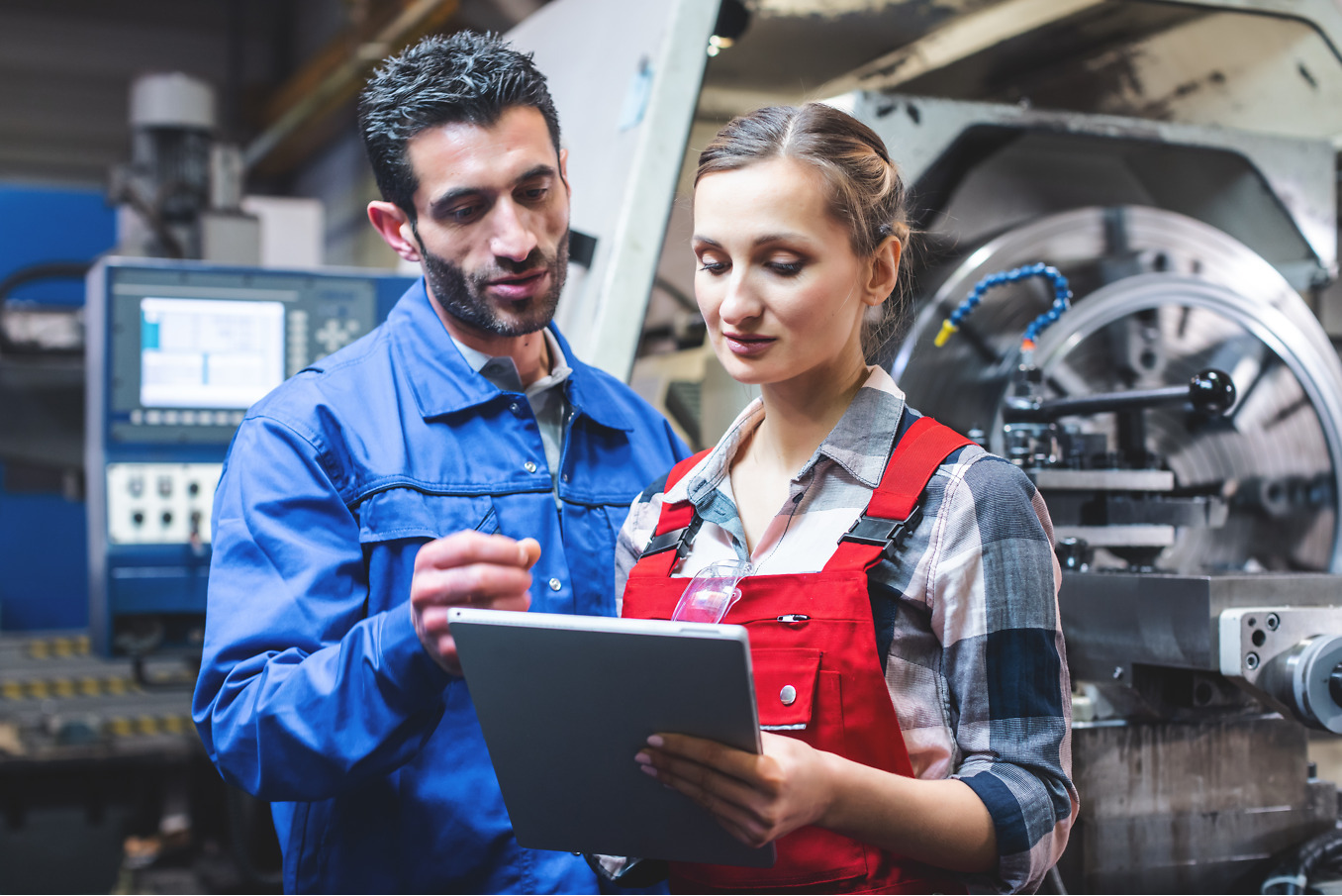 Zwei Zerspanungsmechaniker mit Tablet