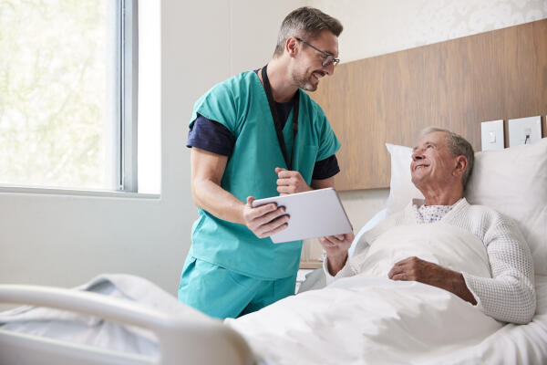 Nach Operationen um Patienten kümmern Nach Operationen um Patienten kümmern