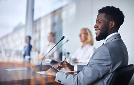 International Business Studium – Junger Mann in Konferenz International Business Studium – Junger Mann in Konferenz