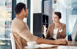 Zwei Personen im Wirtschaftspsychologie Studium unterhalten sich Zwei Personen im Wirtschaftspsychologie Studium unterhalten sich