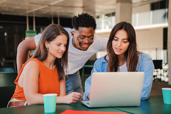 Studierende besprechen Bachelorarbeit Korrektur Studierende besprechen Bachelorarbeit Korrektur