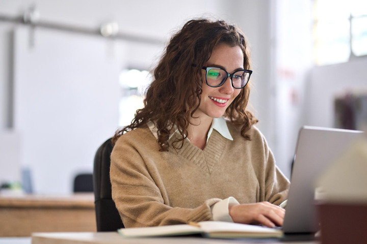 Studierende lernt zu Programmieren in ihrem Computerlinguistik Studium