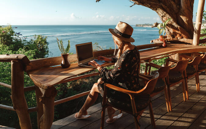 Langzeiturlaub Langzeiturlaub – junge Frau mit Laptop Strand