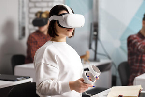 Studentin im Medientechnik Studium testet VR-Brille Studentin im Medientechnik Studium testet VR-Brille