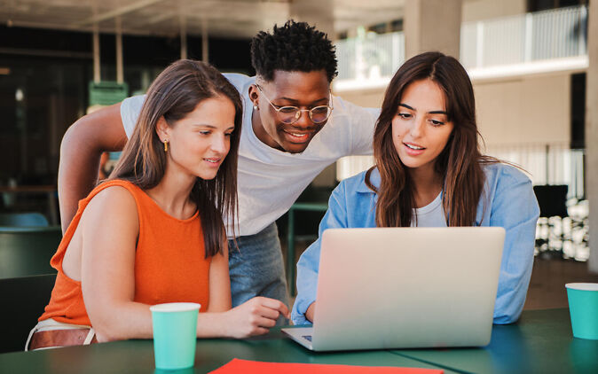 Stipendium Studium - Drei Studierende recherchieren am Laptop zu ihrem Stipendium Stipendium Studium - Drei Studierende recherchieren am Laptop zu ihrem Stipendium