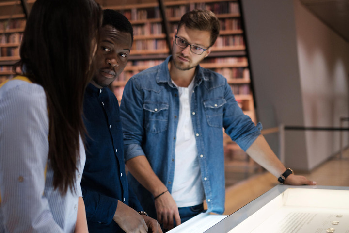Studierende von Studienga¨ngen mit Geschichte sprechen u¨ber Reliquien Studierende von Studienga¨ngen mit Geschichte sprechen u¨ber Reliquien