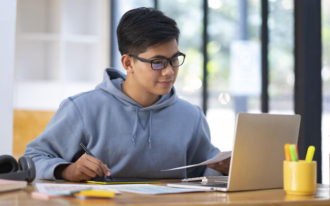 Student schreibt die Zusammenfassung seiner Bachelorarbeit Student schreibt die Zusammenfassung seiner Bachelorarbeit