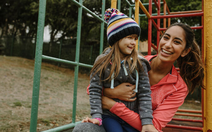 Au-Pair mit Mädchen auf Spielplatz Au-Pair mit Mädchen auf Spielplatz