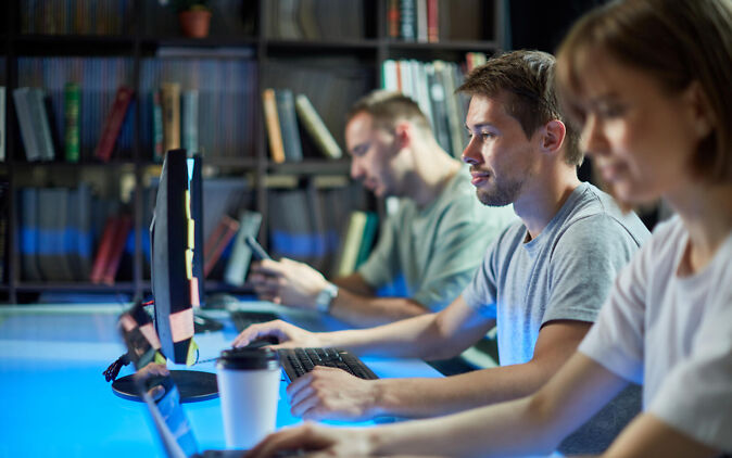 Neue Berufe – Menschen arbeiten am PC Neue Berufe – Menschen arbeiten am PC