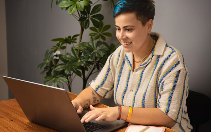 Wissenswertes für Lehrkräfte – Lehrkraft recherchiert am Laptop Wissenswertes für Lehrkraefte – Lehrkraft recherchiert am Laptop