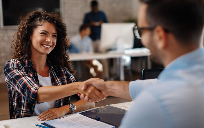Wie lange dauert ein Vorstellungsgespräch – Personalerin begruesst Bewerber Wie lange dauert ein Vorstellungsgespraech – Personalerin begruesst Bewerber