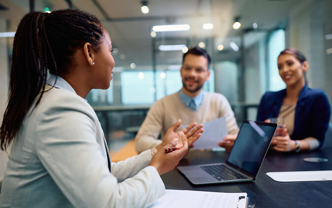 Bachelorarbeit Verteidigung Studentin hält Bachelorarbeit Verteidigung