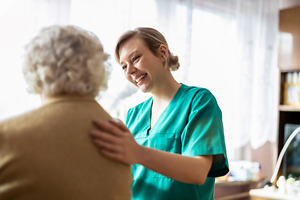 Pflegekraft spricht mit Patientin Pflegekraft spricht mit Patientin