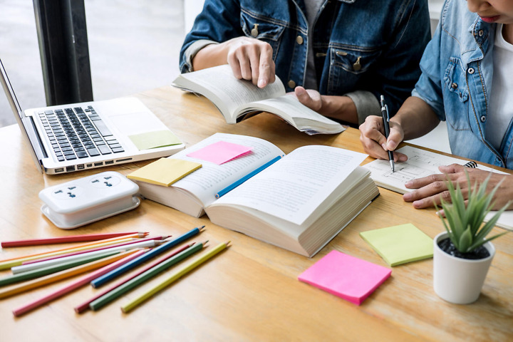 Studierende verfassen die Zusammenfassung ihrer Bachelorarbeit Studierende verfassen die Zusammenfassung ihrer Bachelorarbeit