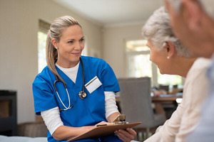Krankenpflegerin spricht mit Patienten.jpeg Krankenpflegerin spricht mit Patienten.jpeg