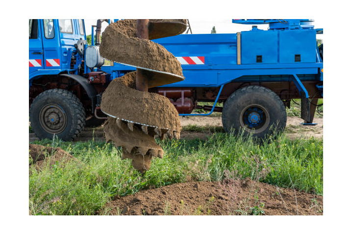 Baumaschine gräbt in den Boden