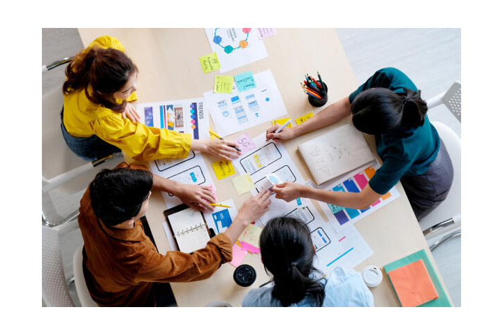 Kreativität im Beruf_Team arbeitet an Idee Kreativität im Beruf_Team arbeitet an Idee