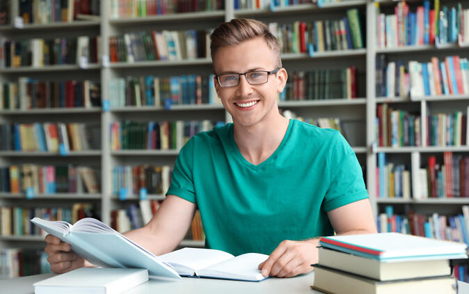 Bachelorarbeit Literaturarbeit Student macht Bachelorarbeit Literaturarbeit in Bibliothek