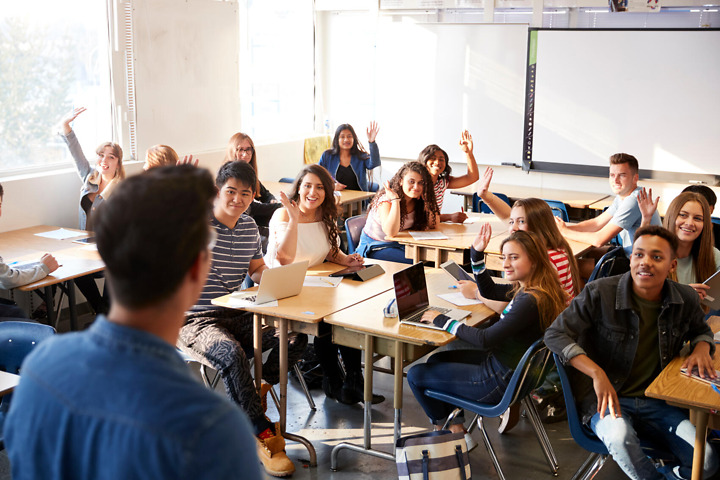 Studierende besprechen Hausarbeit Struktur