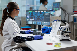 Frau im Labor vorm Computer Frau im Lavor vorm Computer