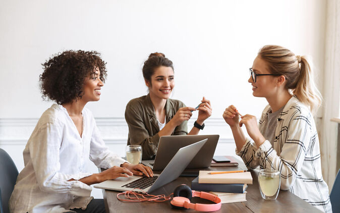 Arbeitsbedingungen – 3 Frauen in Büro unterhalten sich Arbeitsbedingungen – 3 Frauen in Buero unterhalten sich