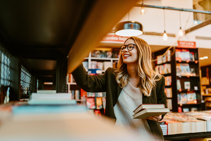 Geschichte Studium – Studentin recherchiert in Bibliothek