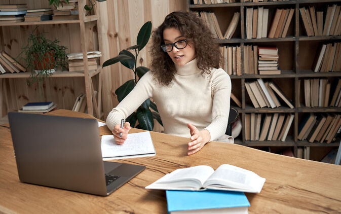 Bachelorarbeit Korrektur Studentin diskutiert Bachelorarbeit Korrektur am Laptop