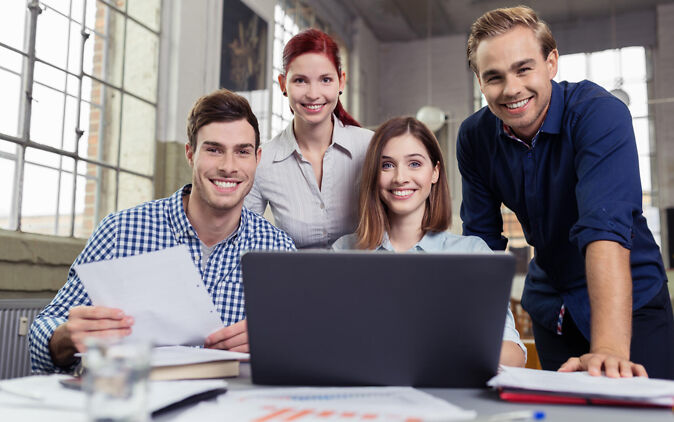 Studienga¨nge mit Wirtschaft – eine Lerngruppe trifft sich zur Pru¨fungsvorbereitung Studienga¨nge mit Wirtschaft – eine Lerngruppe trifft sich zur Pru¨fungsvorbereitung