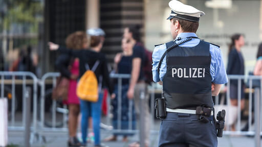 Polizist überwacht Veranstaltung Polizist überwacht Veranstaltung