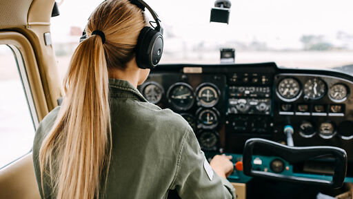 Pilotin im Cockpit Pilotin im Cockpit
