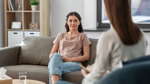 Psychologe in einer Therapiestunde mit Patientin Psychologe in einer Therapiestunde mit Patientin