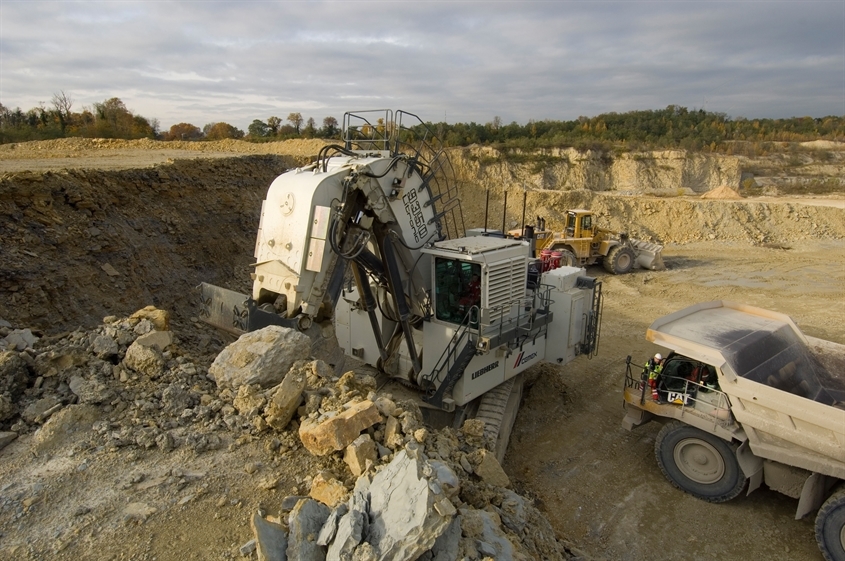 CEMEX Deutschland AG: Bagger im Tagebau