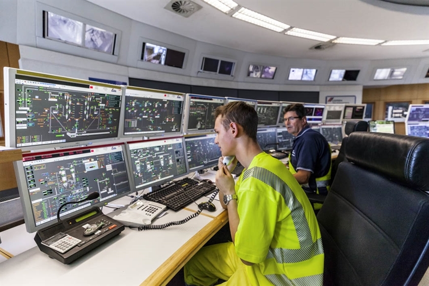 CEMEX Deutschland AG: Leitstand im Zementwerk