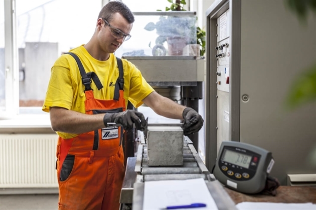 CEMEX Deutschland AG: Baustoffprüfer bei der Arbeit