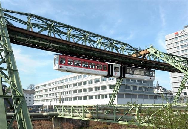 GEFA BANK GmbH: Schwebebahn mit GEFA BANK-Werbung